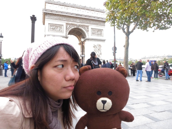 After that we went to Arc de Triomphe and sat for a while to eat macaroons. :9